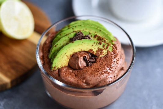 Mousse au chocolat low-carb à l'avocat et au cacao en poudre
