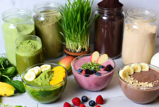 Pflanzliche Pulver in Bowls, Smoothies und Snacks einsetzen