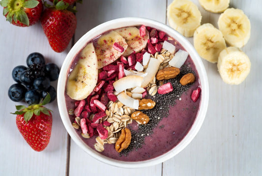 Proteinreiche Smoothie-Bowl mit Erbsenprotein und gefriergetrockneten Früchten