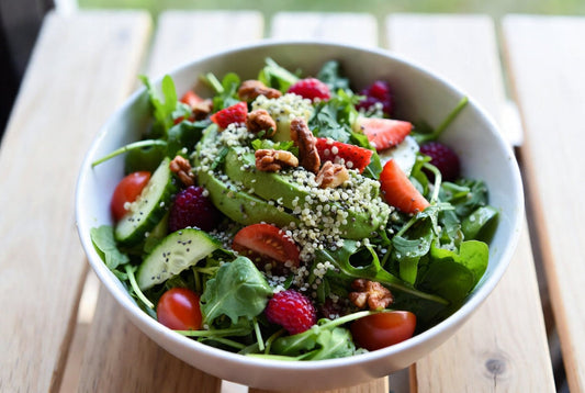 Sommerliche Salat-Toppings mit Hanfsamen und Chia