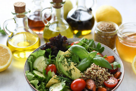 Sommerliche Salatdressings mit hochwertigen Pflanzenölen