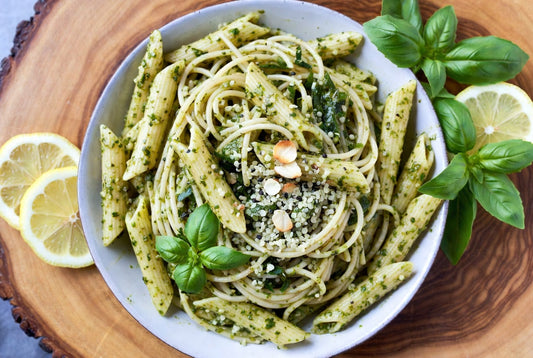 Vegane Hanf-Pesto-Pasta mit Hefeflocken