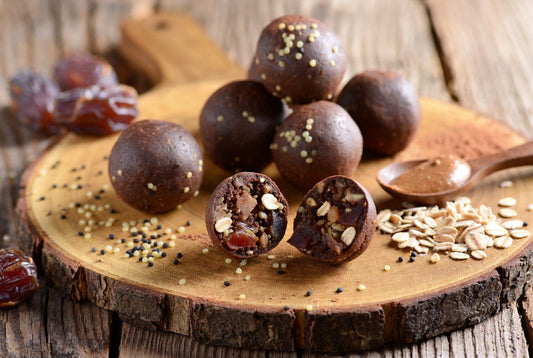 Vegane Schoko-Energy-Balls mit Hanfsamen und Kakaopulver